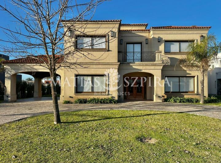 Casa · 350m² · 6 Ambientes · 2 Cocheras