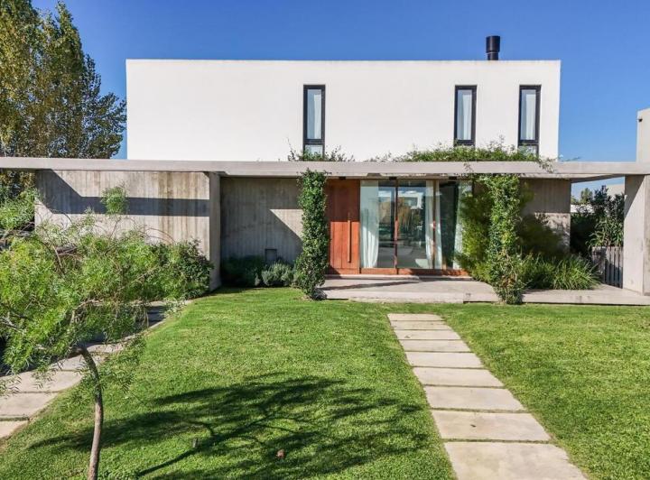 Casa · 210m² · 5 Ambientes · 2 Cocheras