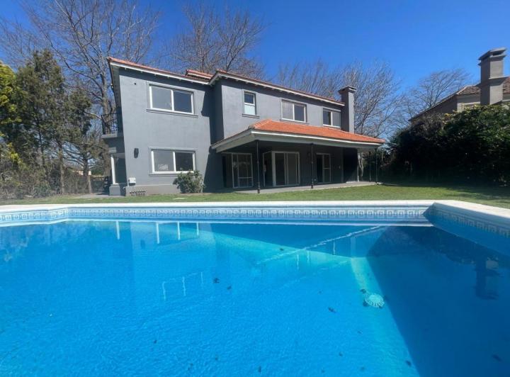 Casa · 300m² · 5 Ambientes · 4 Cocheras