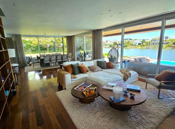 Casa · 650m² · 8 Ambientes · 4 Cocheras