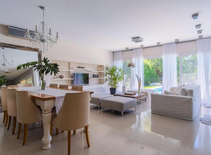 Casa · 340m² · 5 Ambientes · 6 Cocheras
