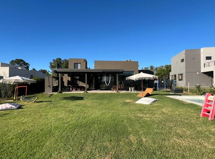 Casa · 190m² · 5 Ambientes · 4 Cocheras