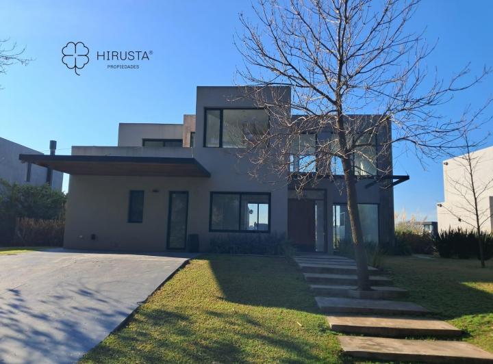Casa · 302m² · 8 Ambientes · 2 Cocheras