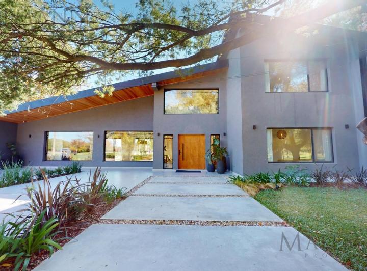 Casa · 300m² · 5 Ambientes · 2 Cocheras