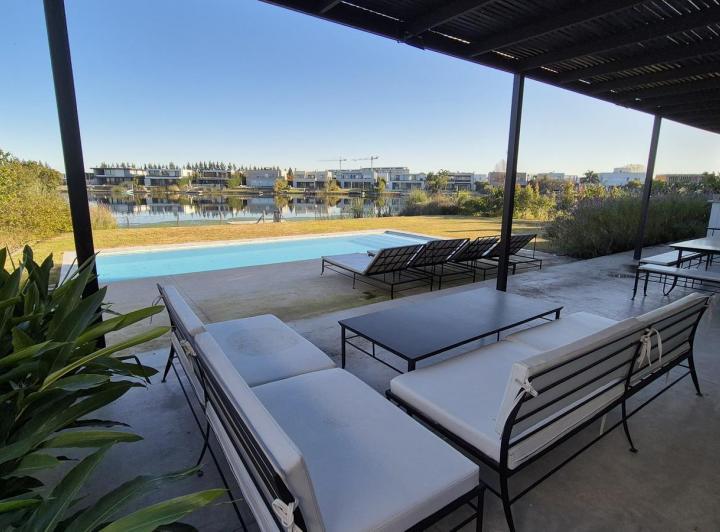 Casa · 360m² · 9 Ambientes · 2 Cocheras