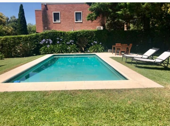 Casa · 300m² · 6 Ambientes · 4 Cocheras