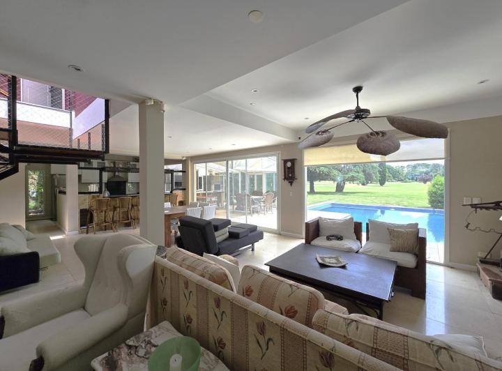 Casa · 324m² · 5 Ambientes · 3 Cocheras