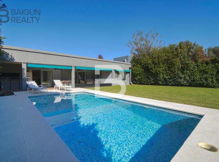 Casa · 190m² · 6 Ambientes · 4 Cocheras
