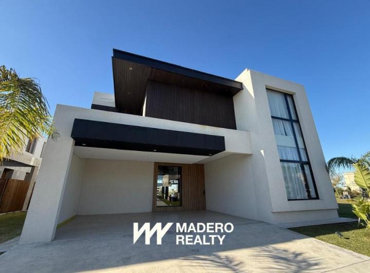 Casa · 300m² · 6 Ambientes · 4 Cocheras