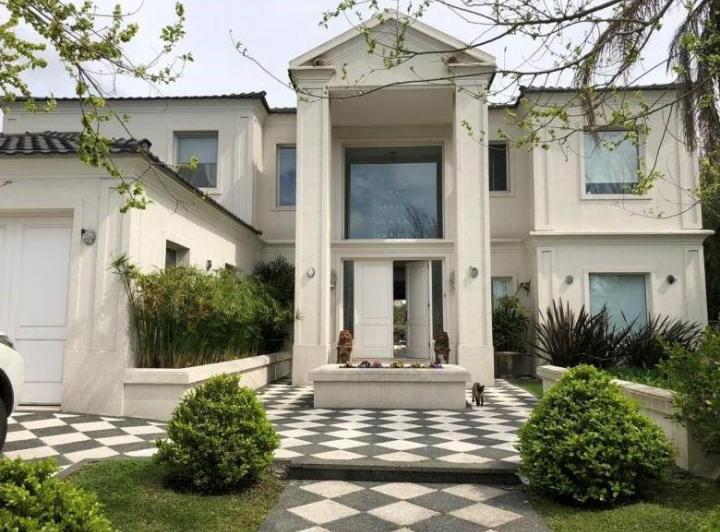 Casa · 450m² · 5 Ambientes · 2 Cocheras