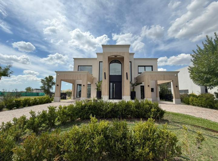 Casa · 230m² · 4 Ambientes · 3 Cocheras