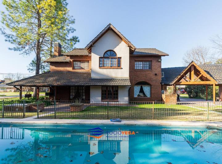 Casa · 350m² · 6 Ambientes · 6 Cocheras
