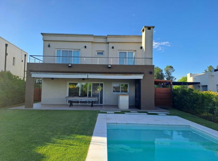 Casa · 192m² · 4 Ambientes · 1 Cochera