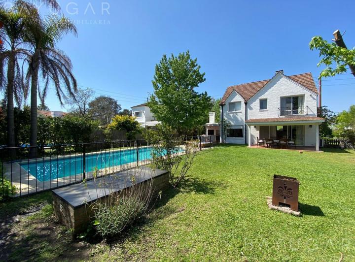 Casa · 150m² · 6 Ambientes · 2 Cocheras