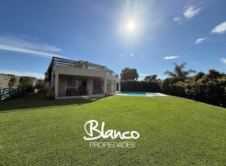 Casa · 286m² · 6 Ambientes · 2 Cocheras
