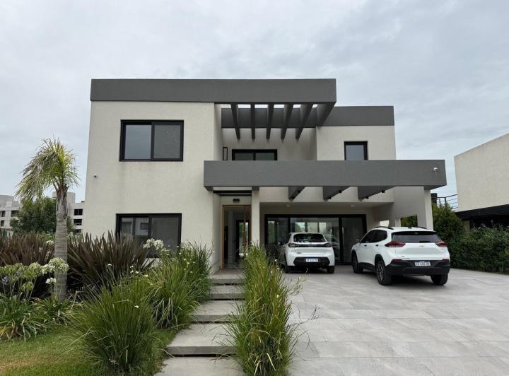 Casa · 285m² · 7 Ambientes · 6 Cocheras