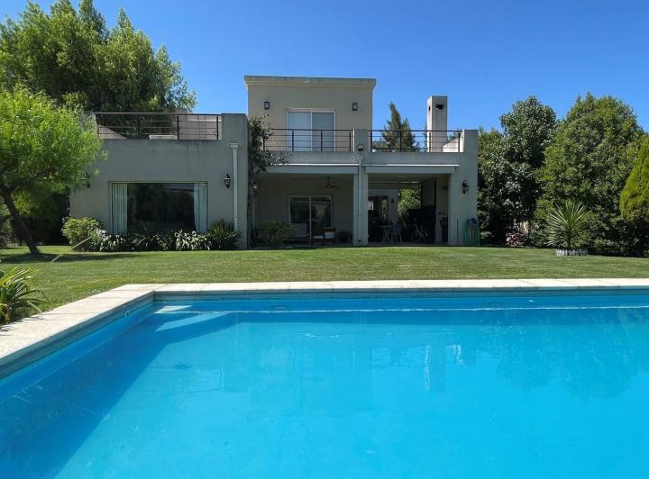 Casa · 240m² · 5 Ambientes · 2 Cocheras