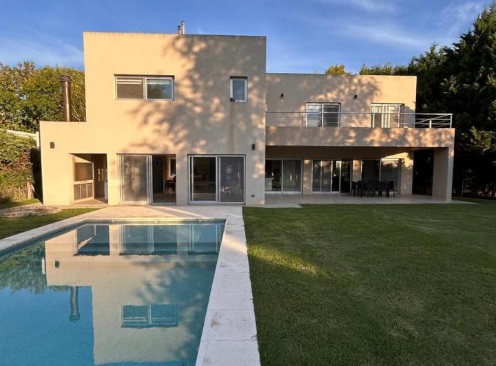 Casa · 230m² · 5 Ambientes · 2 Cocheras
