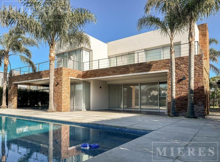 Casa · 403m² · 6 Ambientes · 4 Cocheras