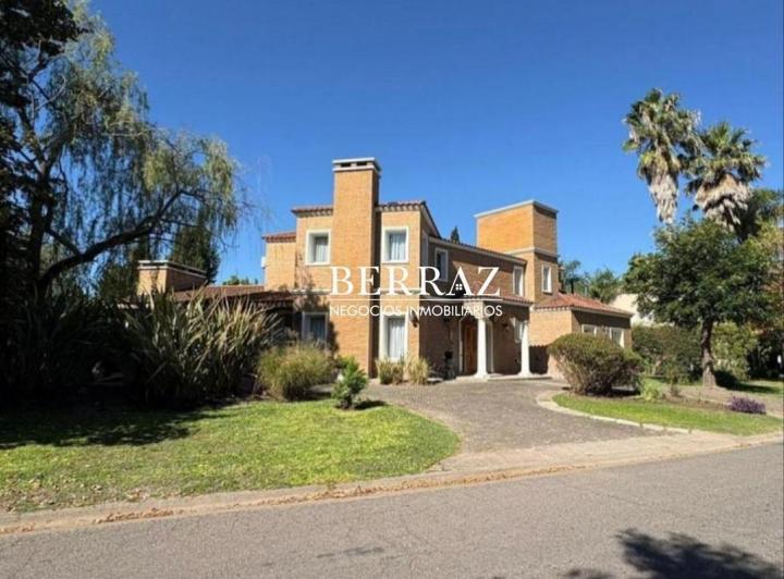 Casa · 230m² · 5 Ambientes · 1 Cochera