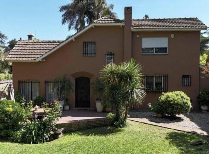 Casa · 300m² · 6 Ambientes · 2 Cocheras