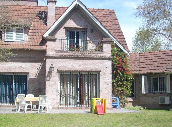 Casa · 300m² · 4 Dormitorios · 2 Cocheras