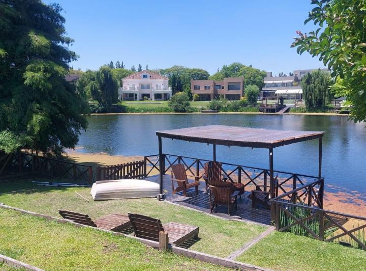 Casa · 385m² · 8 Ambientes · 2 Cocheras