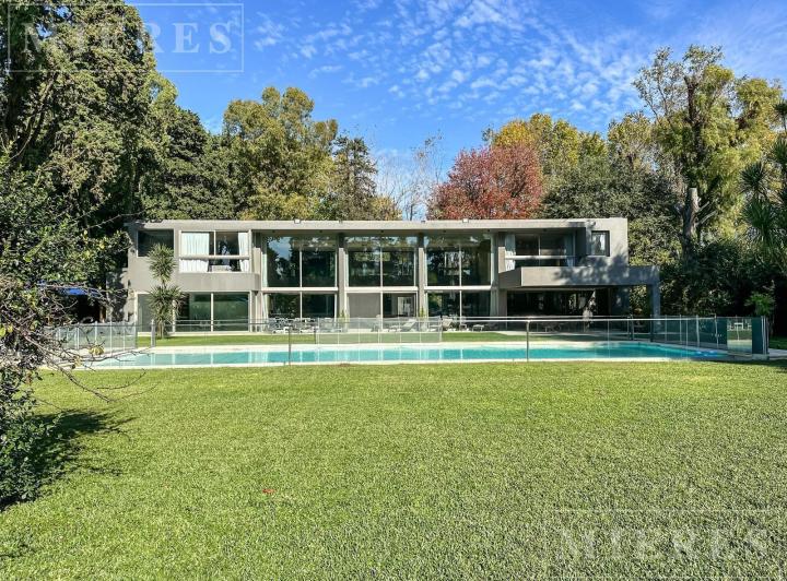 Casa · 680m² · 7 Ambientes · 1 Cochera