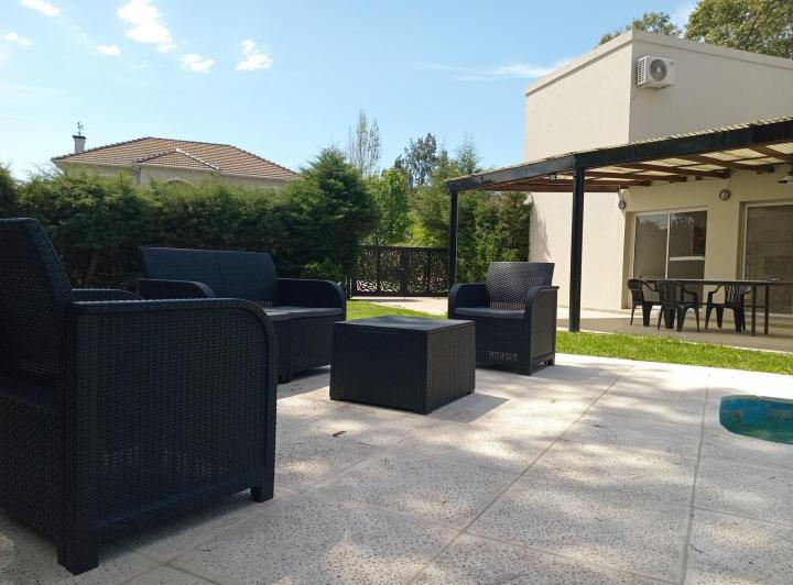 Casa · 300m² · 5 Ambientes · 4 Cocheras