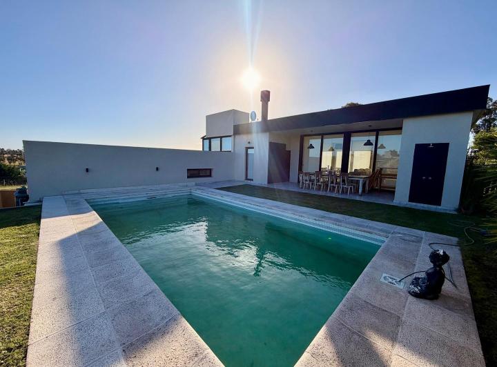 Casa · 200m² · 4 Ambientes · 2 Cocheras