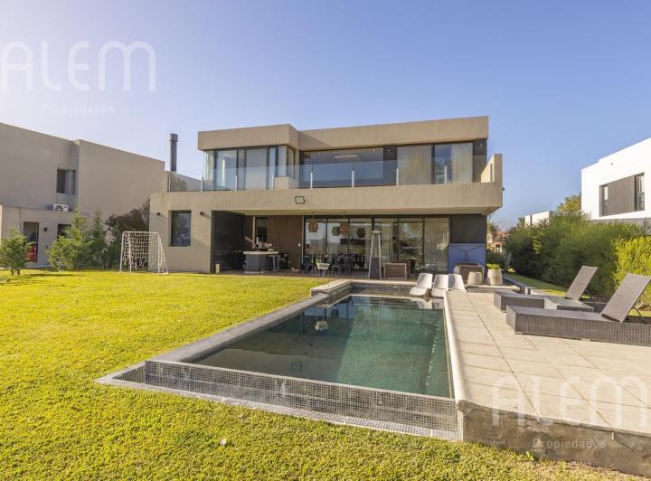 Casa · 370m² · 5 Ambientes · 2 Cocheras