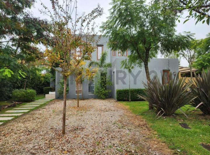 Casa · 204m² · 5 Ambientes · 2 Cocheras
