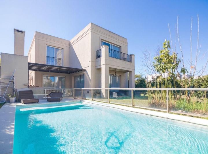 Casa · 230m² · 5 Ambientes · 4 Cocheras