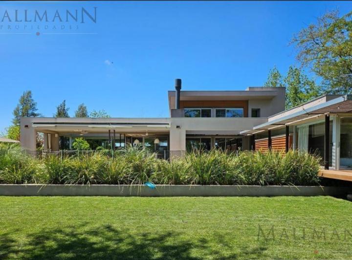 Casa · 300m² · 7 Ambientes · 2 Cocheras