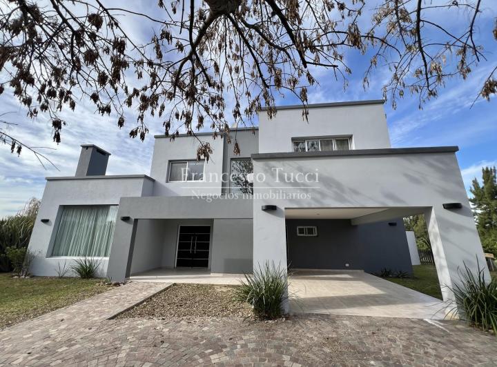 Casa · 290m² · 5 Ambientes · 2 Cocheras