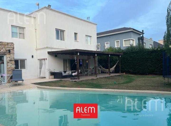 Casa · 180m² · 6 Ambientes · 2 Cocheras