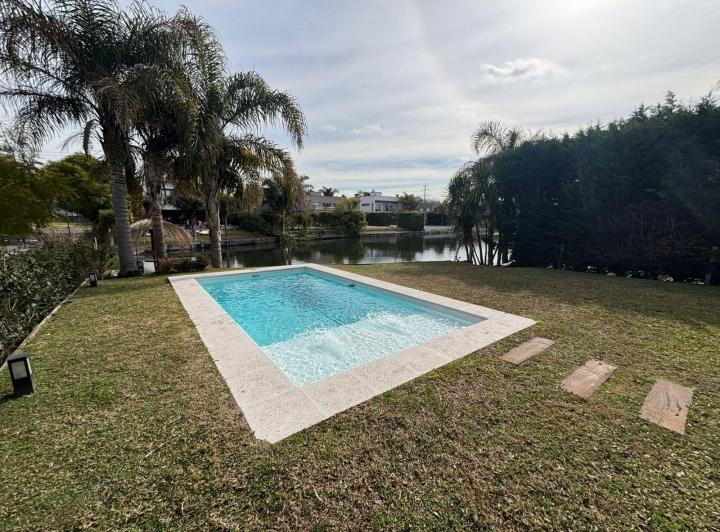 Casa · 180m² · 5 Ambientes · 2 Cocheras