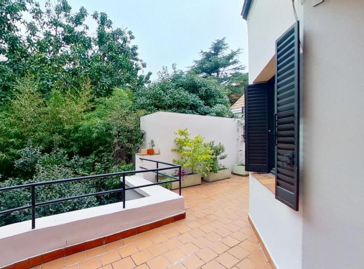 Casa · 300m² · 6 Ambientes · 1 Cochera