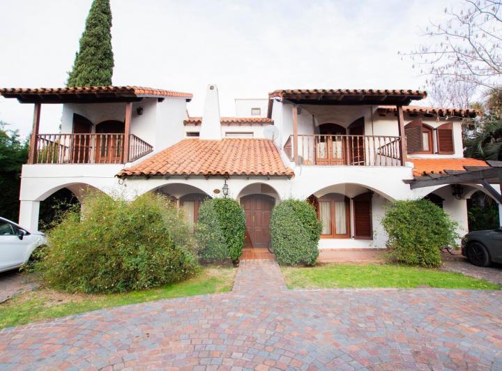 Casa · 294m² · 6 Ambientes · 4 Cocheras