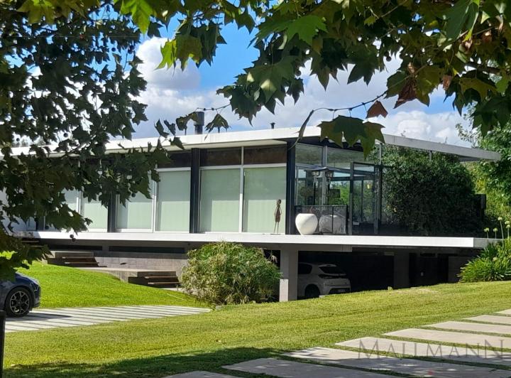 Casa · 344m² · 5 Ambientes · 2 Cocheras