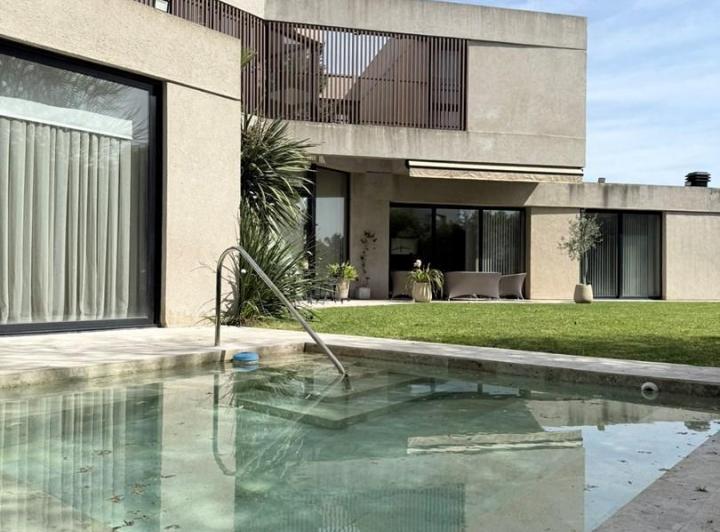 Casa · 420m² · 4 Ambientes · 1 Cochera