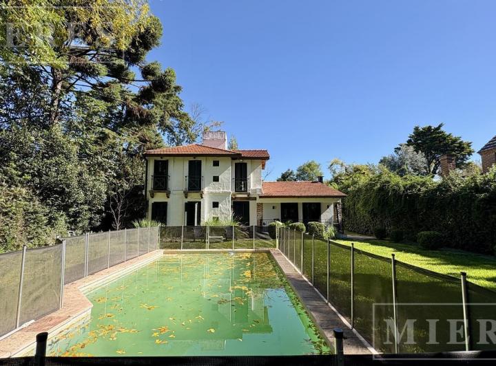 Casa · 210m² · 8 Ambientes · 1 Cochera
