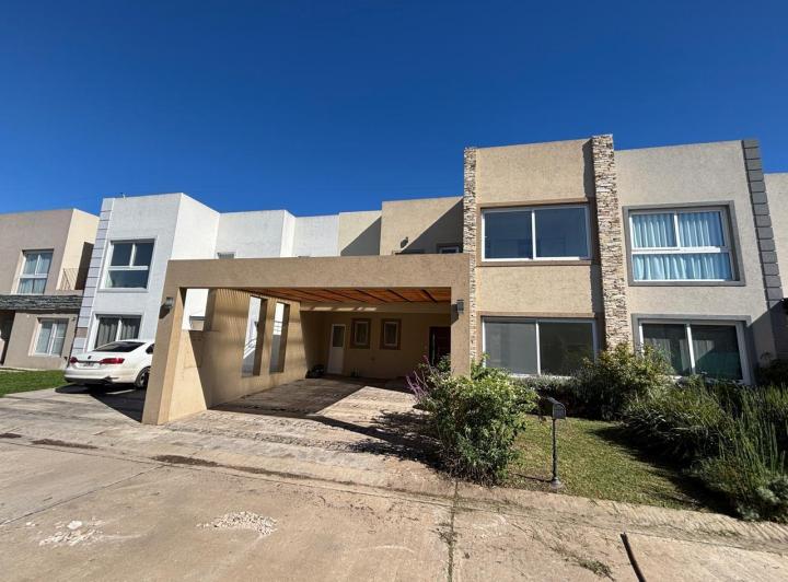 Casa · 182m² · 4 Ambientes · 2 Cocheras
