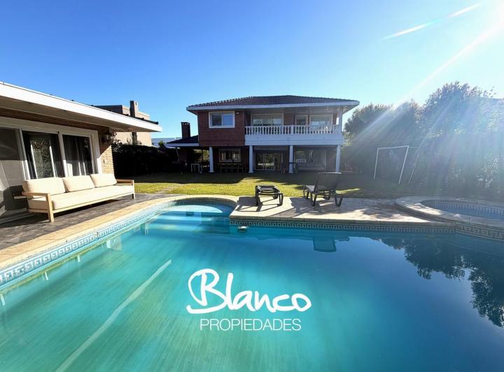 Casa · 325m² · 5 Ambientes · 1 Cochera
