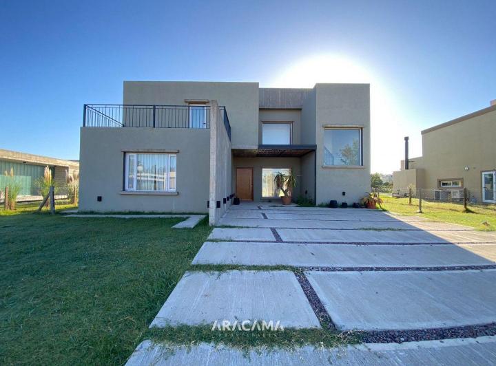 Casa · 320m² · 5 Ambientes · 2 Cocheras