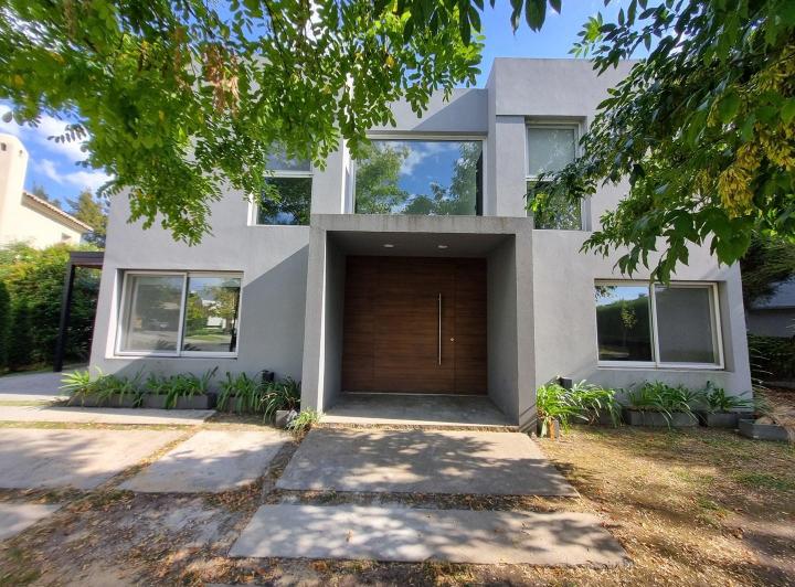 Casa · 190m² · 4 Ambientes · 2 Cocheras
