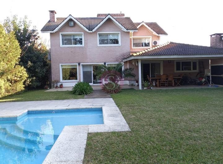 Casa · 216m² · 6 Ambientes · 6 Cocheras