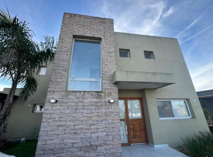 Casa · 900m² · 6 Ambientes · 2 Cocheras