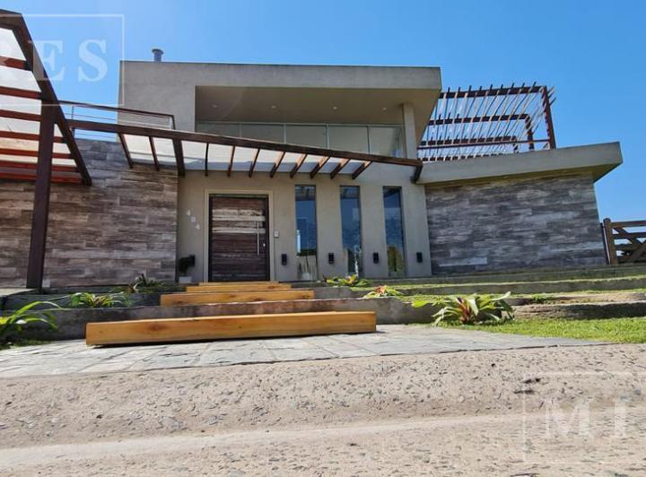 Casa · 290m² · 4 Ambientes · 2 Cocheras
