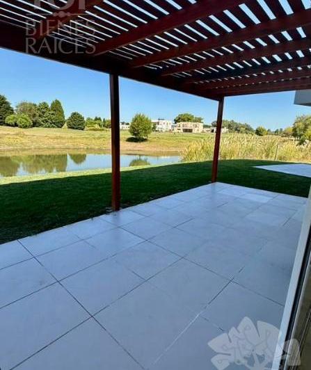 Casa · 260m² · 5 Ambientes · 2 Cocheras